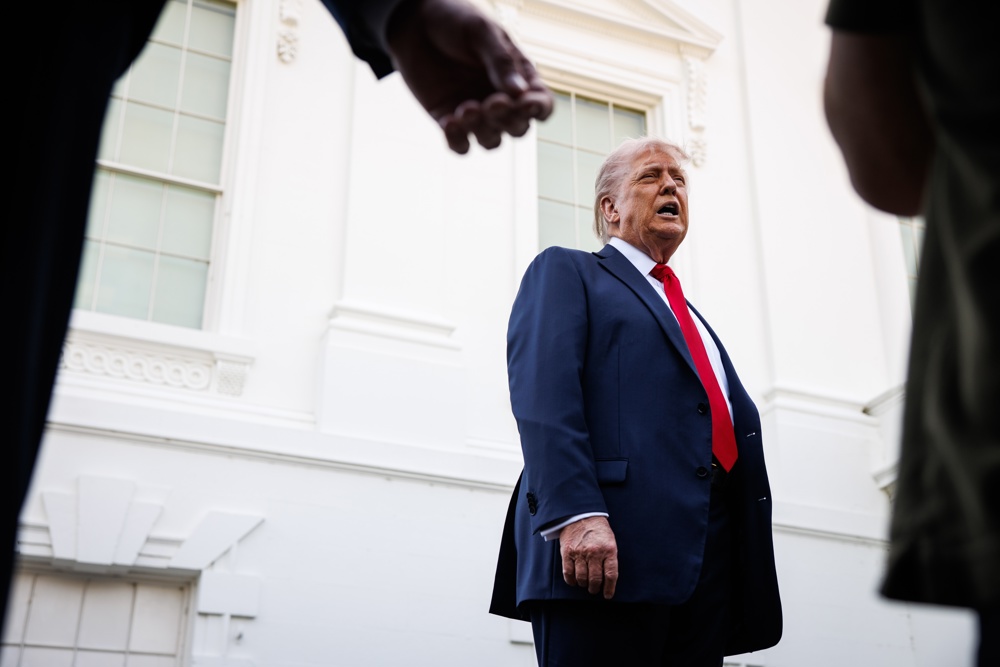 Trump colocará dos banderas de Estados Unidos gigantes en los jardines de la Casa Blanca