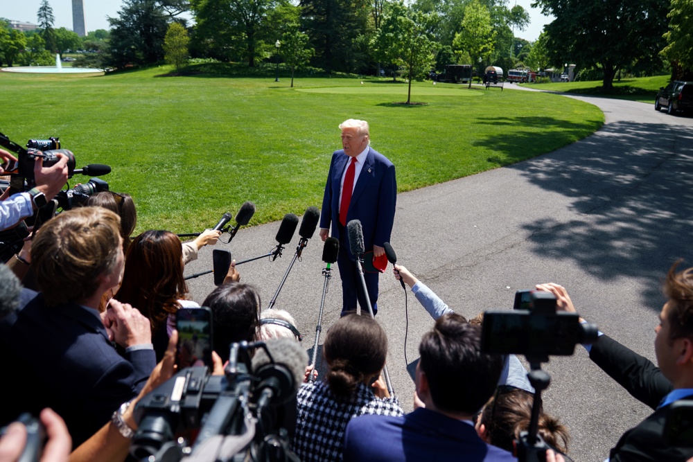 Trump elogia a Bezos tras desmentido de Amazon sobre el reflejo de los costos arancelarios