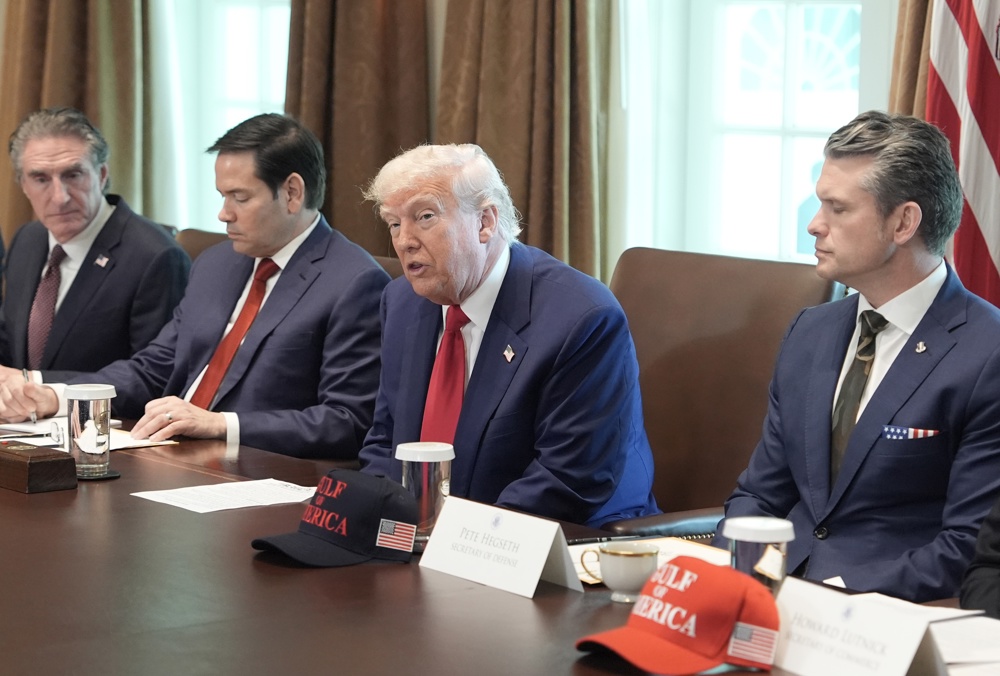 Trump redobla ataques contra contra CBS y amenaza al NYT por comportamiento “ilegal”