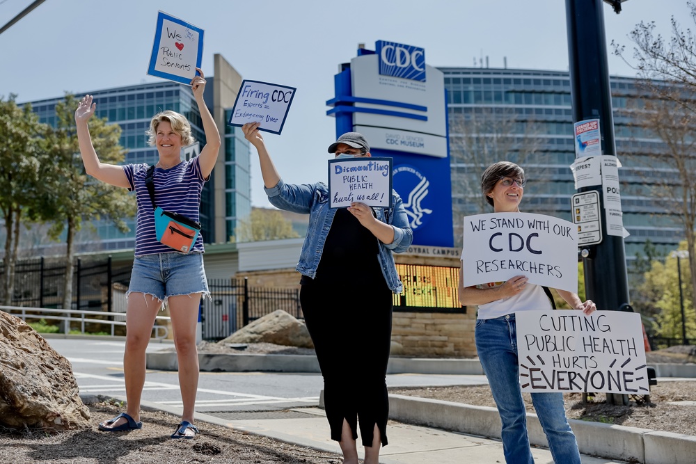 Comienzan los despidos masivos en agencias vinculadas al Departamento de Salud de EE.UU.