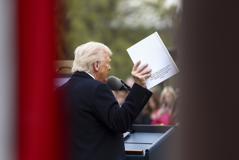 Trump impone un arancel global del 10 %, todavía mayor para Asia y la UE