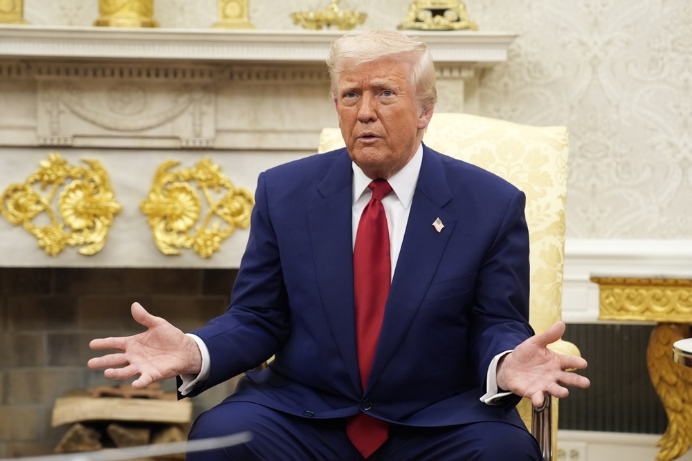 Rodeado de mineros, Trump firma ordenes ejecutivas para impulsar la industria del carbón