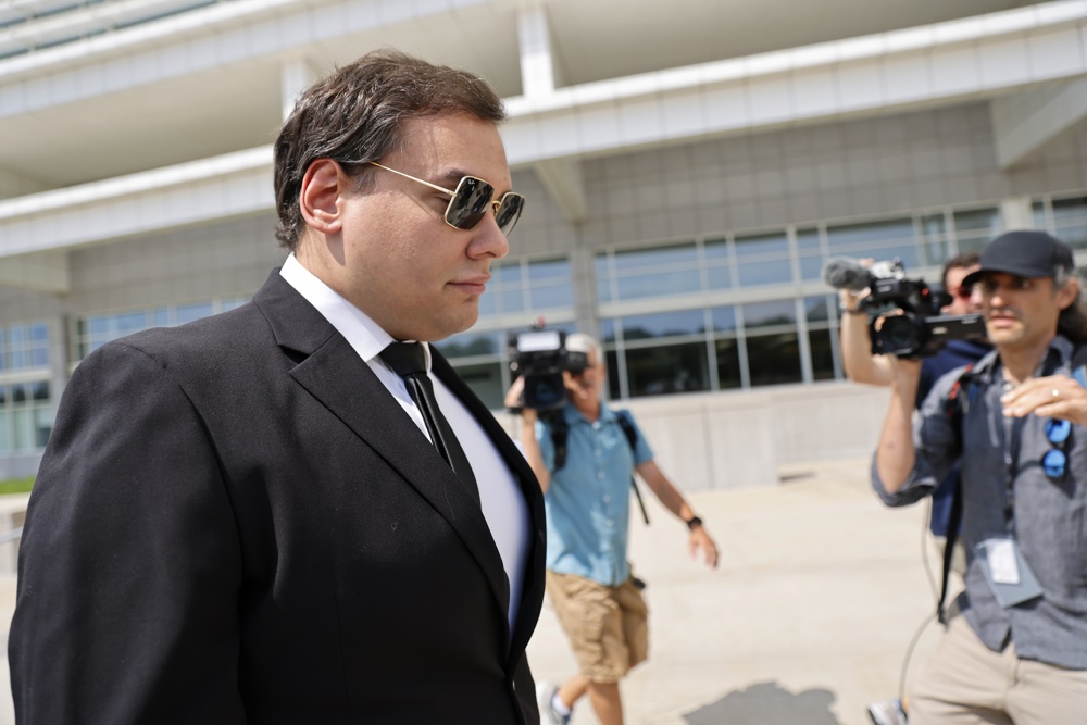 El excongresista George Santos que mintió sobre toda su vida conocerá mañana su condena