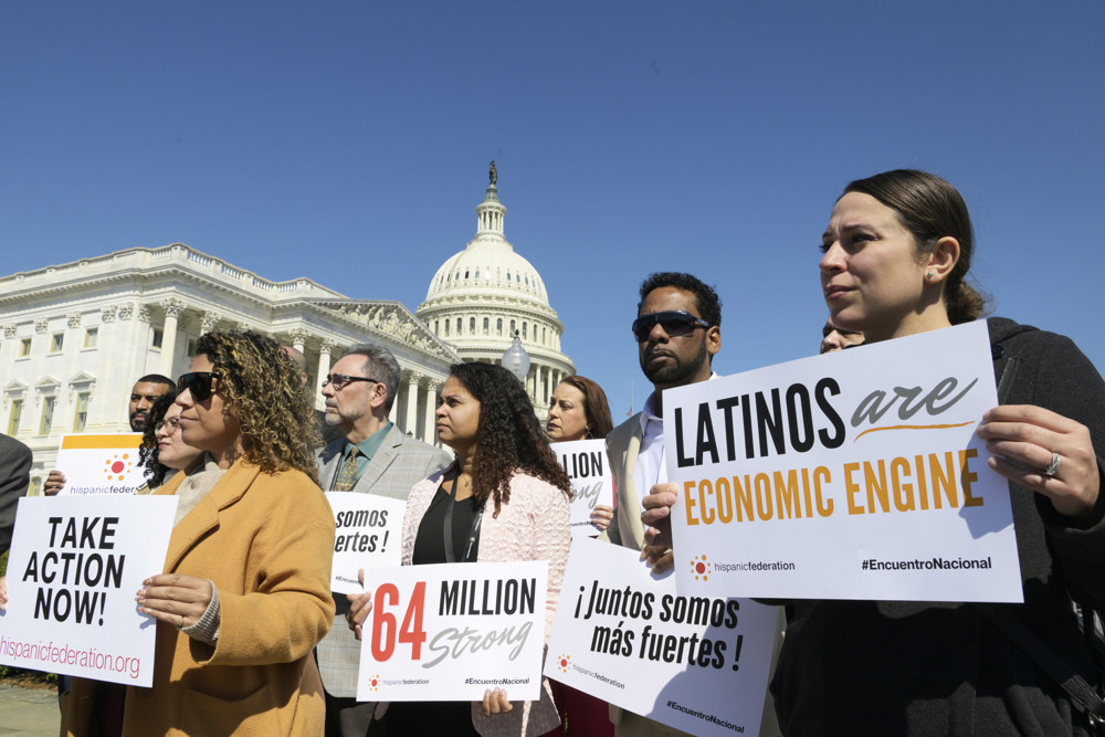 Empresarios latinos de EEUU piden a Trump dejar de atacar a su comunidad, motor económico