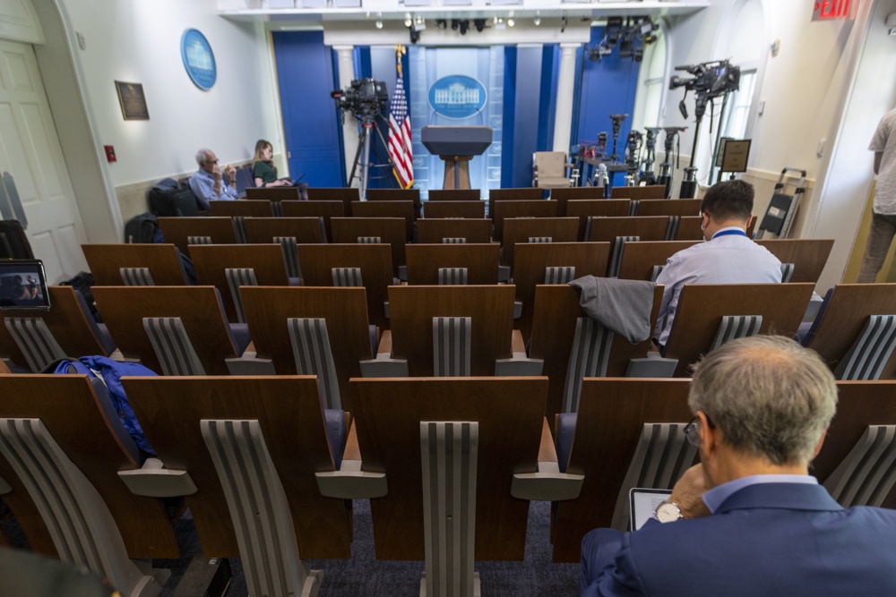 Tensión entre la Casa Blanca y los periodistas por los asientos de la sala de prensa