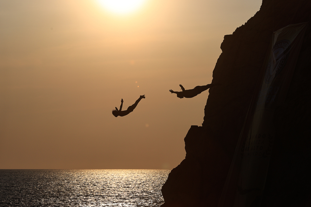 Por cinco millones de saltos de cabeza, clavadistas de Acapulco reciben récord Guiness