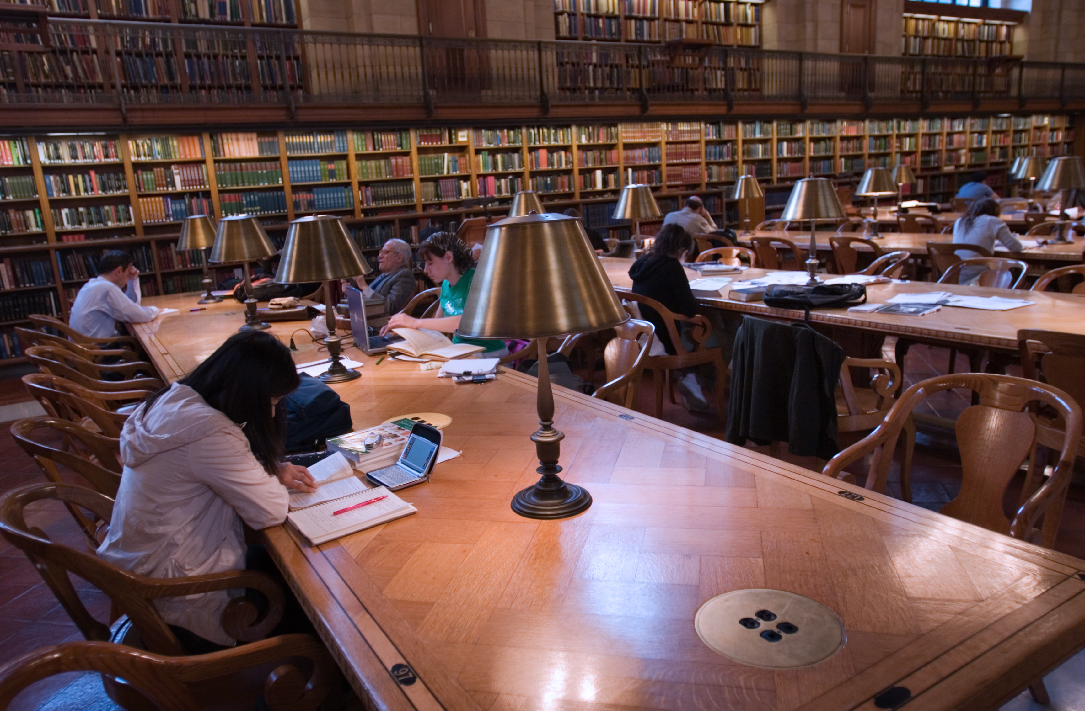 Coalición de 21 fiscales generales demanda a Trump por “desmantelar” bibliotecas públicas