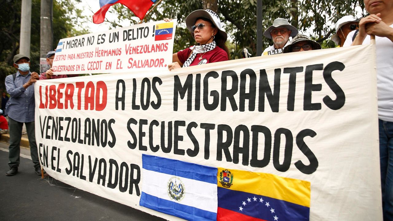 Dos cortes bloquean la expulsión de migrantes venezolanos detenidos en EEUU a El Salvador