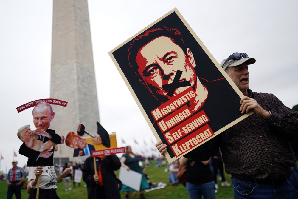 Manifestantes en ciudades de todo EE.UU. protestan contra los recortes de Trump y Musk