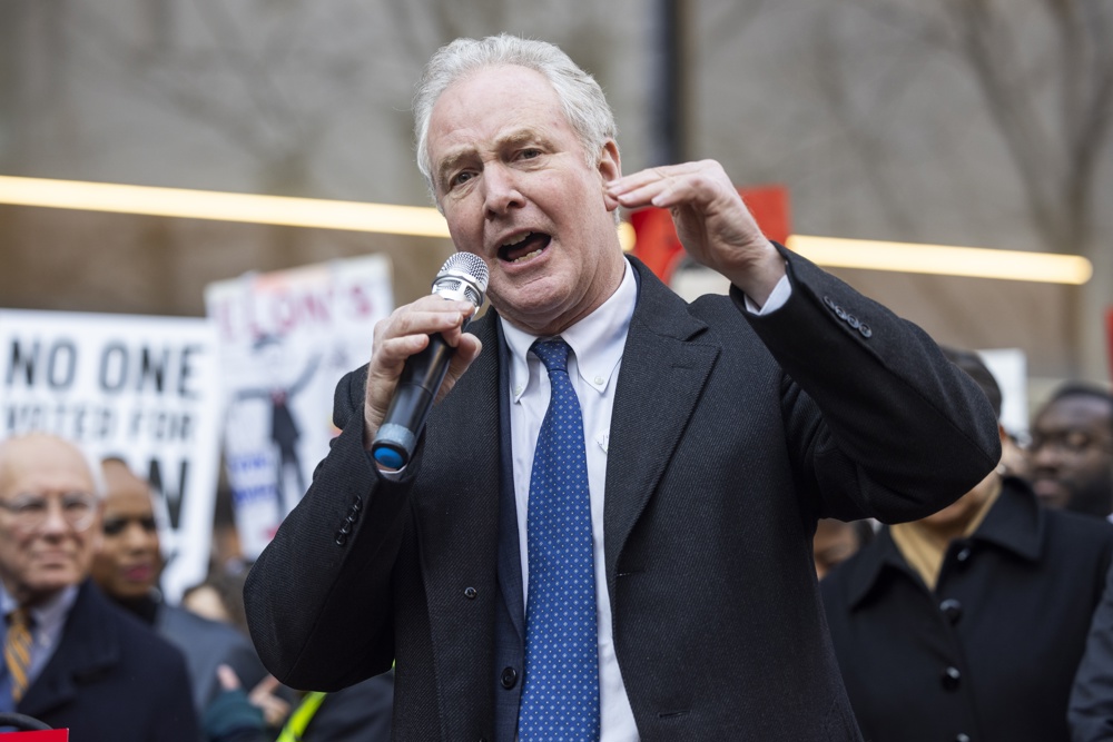 Senador estadounidense Chris Van Hollen llega a El Salvador para abogar por Kilmar Ábrego