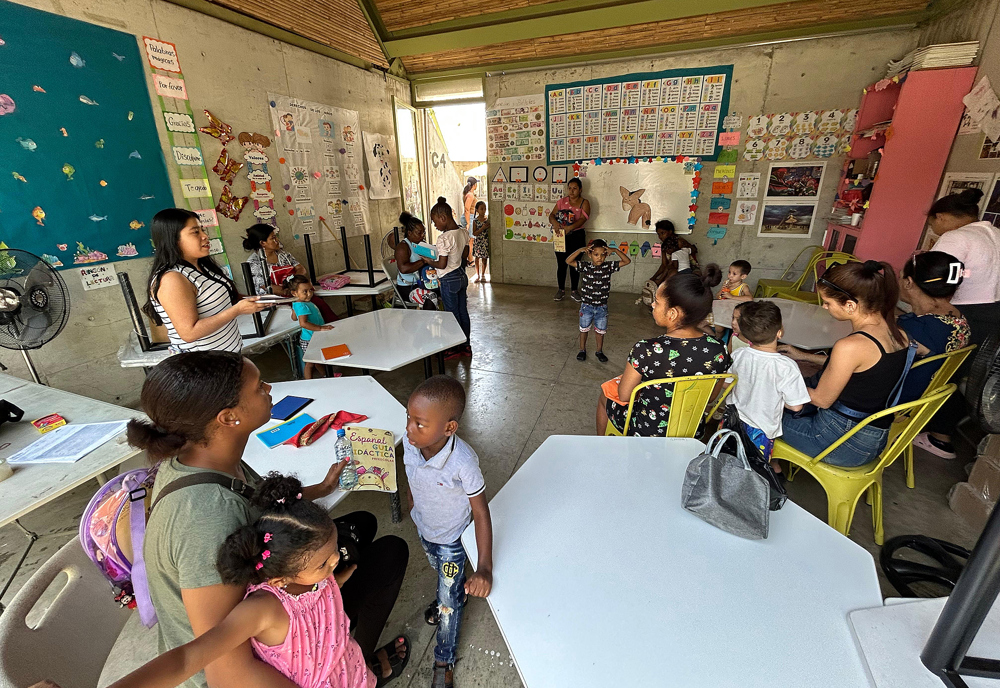 Maestros dan clases a un creciente número de niños migrantes varados en el sur de México