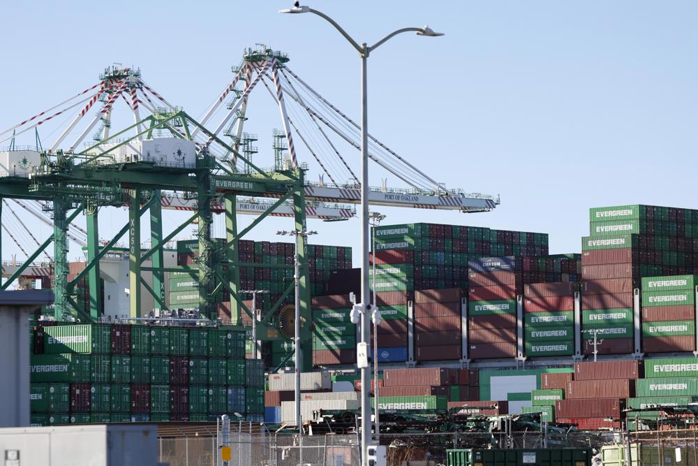 El déficit comercial de EEUU cayó un 6,1 % en febrero