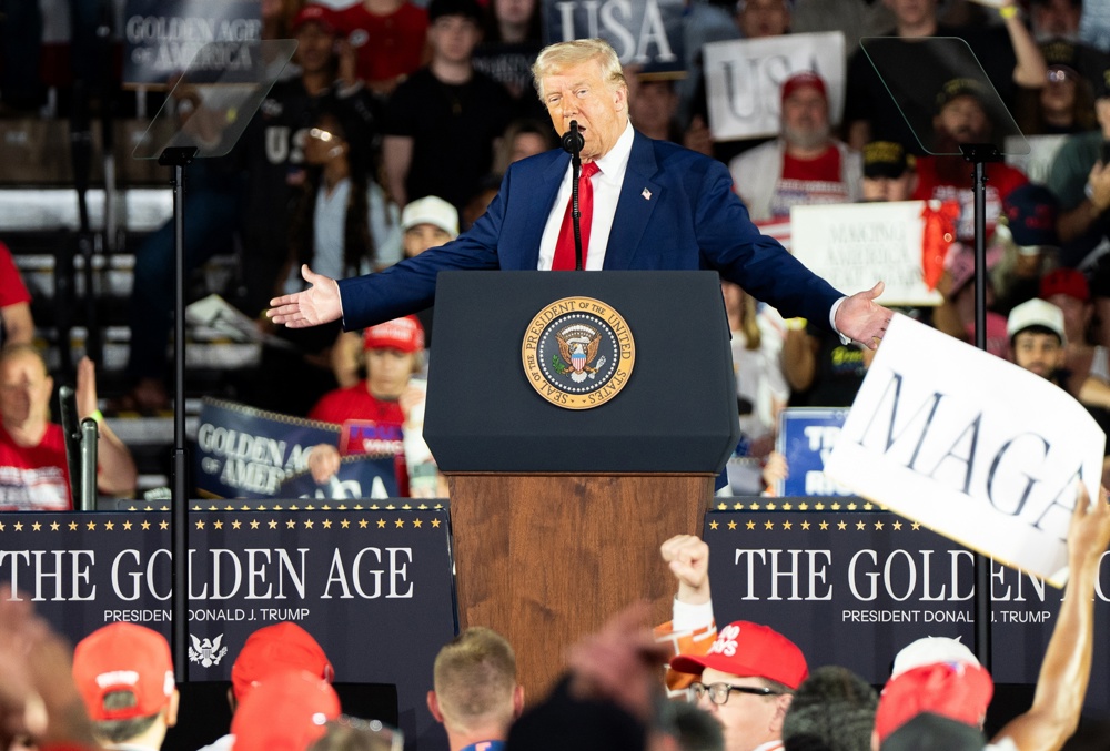 Trump culpa a Biden de la contracción del PIB y niega responsabilidad de sus aranceles