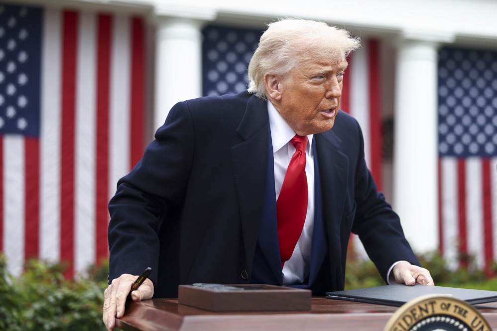 Trump pasa en pocas horas de cargar contra Wall Street a animar a los inversores a comprar