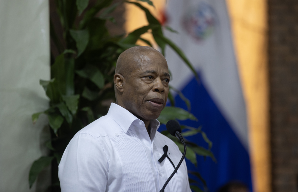 Asamblea municipal de Nueva York demanda a alcalde para impedir oficina de ICE en prisión