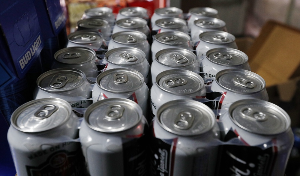 EE.UU. impondrá el viernes un arancel del 25% a las latas de aluminio para envasar cerveza