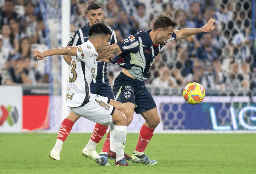 Sergio Canales discute con su entrenador, patea una puerta y sufre una herida