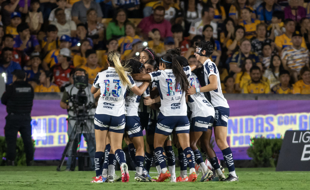 Monterrey empata en el último minuto con Tigres y avanza a semifinales de la liga femenina