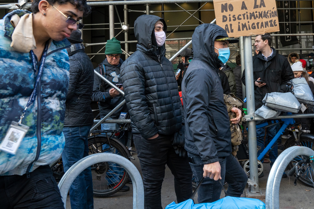 Muchos migrantes dejan refugios de Nueva York por miedo a expulsiones masivas de Trump