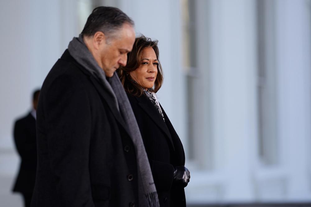 Trump despide al esposo de Kamala Harris del patronato del Museo del Holocausto