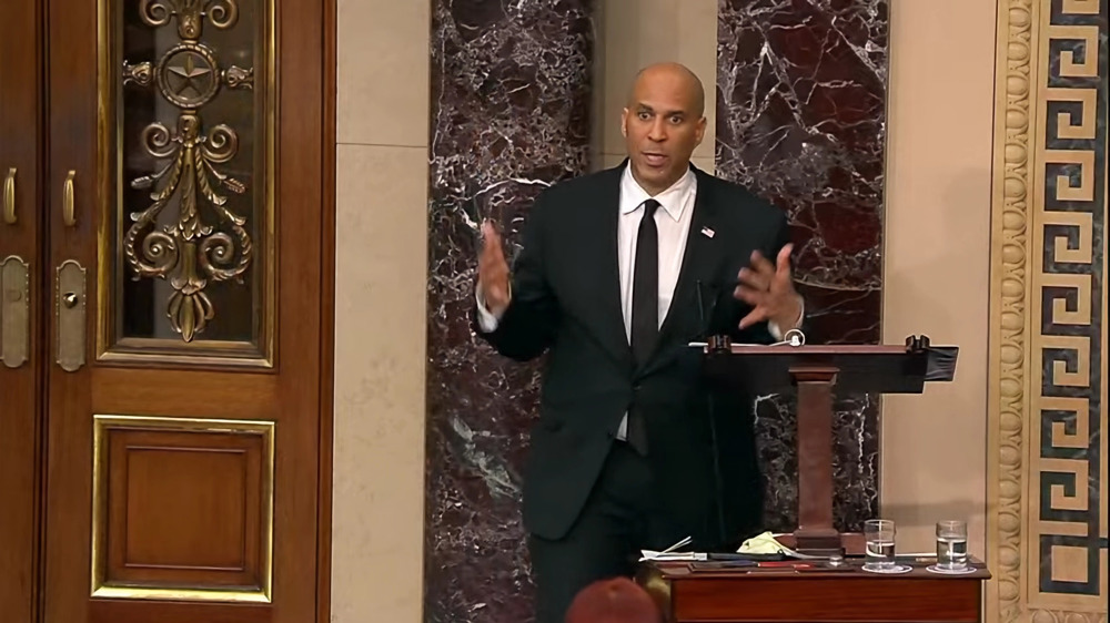 Un demócrata bate el récord del Senado con un discurso de más de 24 horas contra Trump