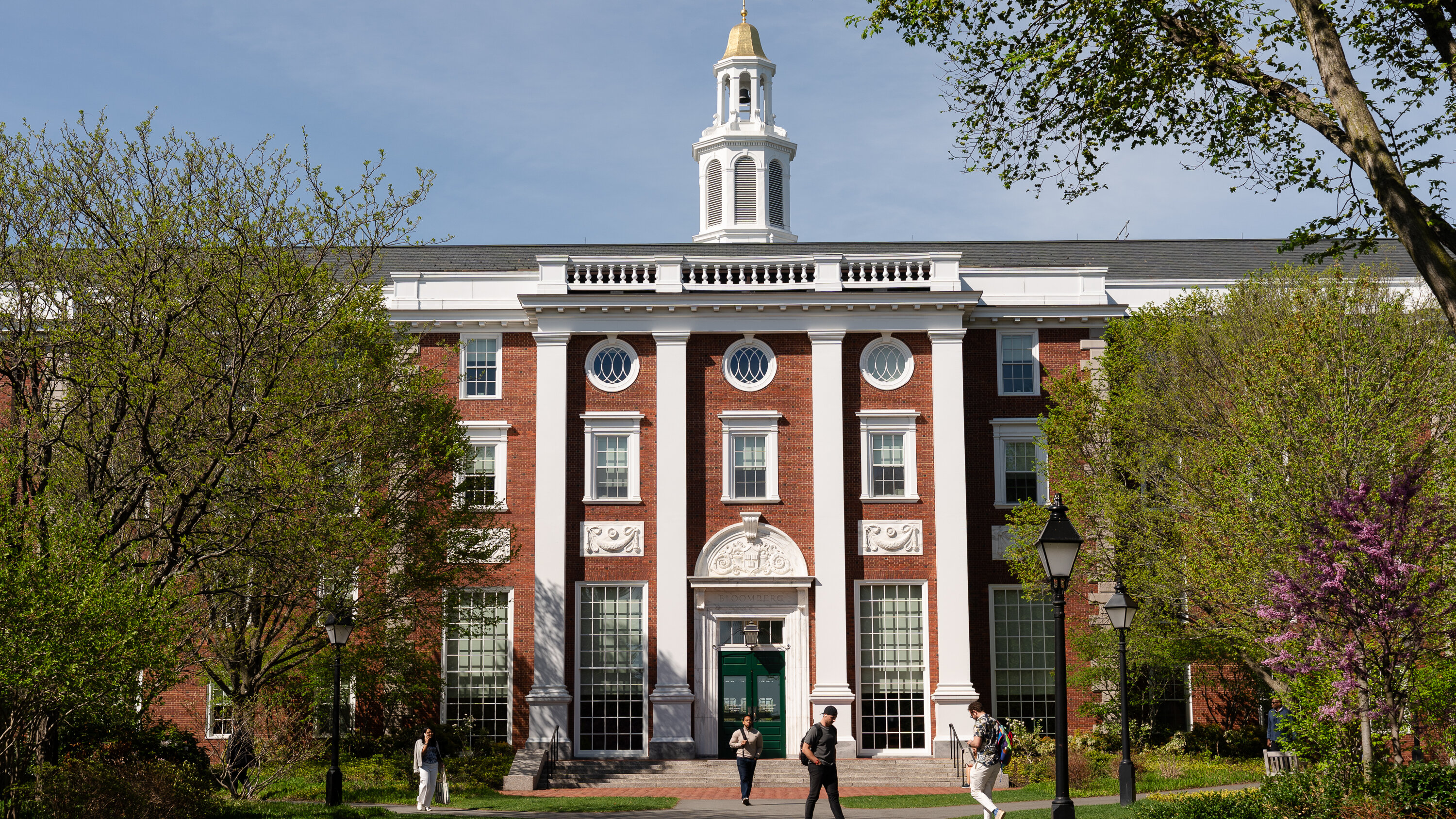 Harvard vuelve a denunciar a Trump tras prohibirle matricular a estudiantes extranjeros