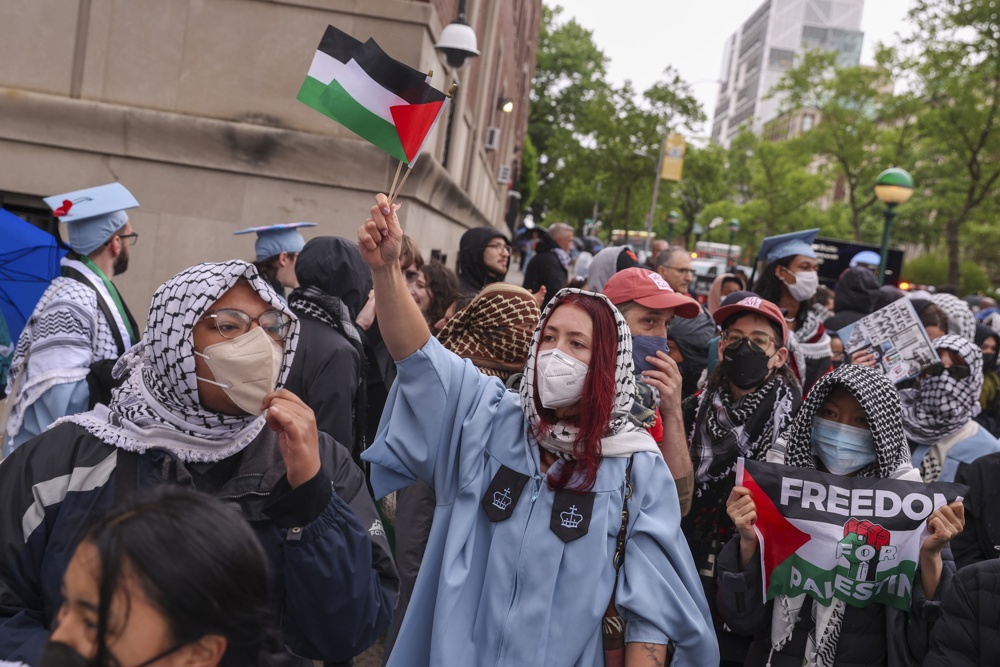 Graduaciones en Columbia en medio de protestas propalestinas, quema de diplomas y abucheos