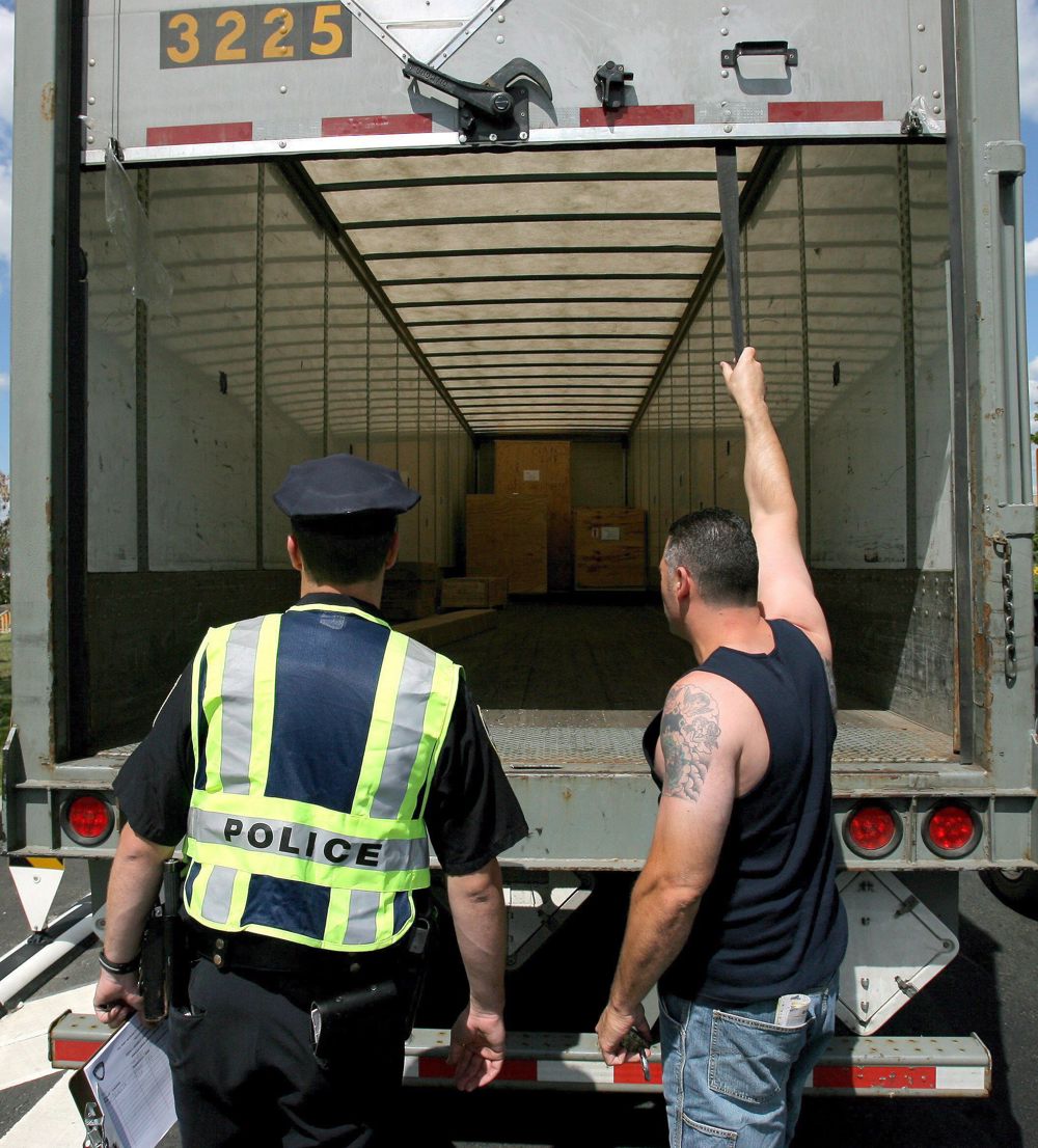 Detenidos en Nueva York 14 trabajadores agrícolas que viajaban en un autobús de empresa