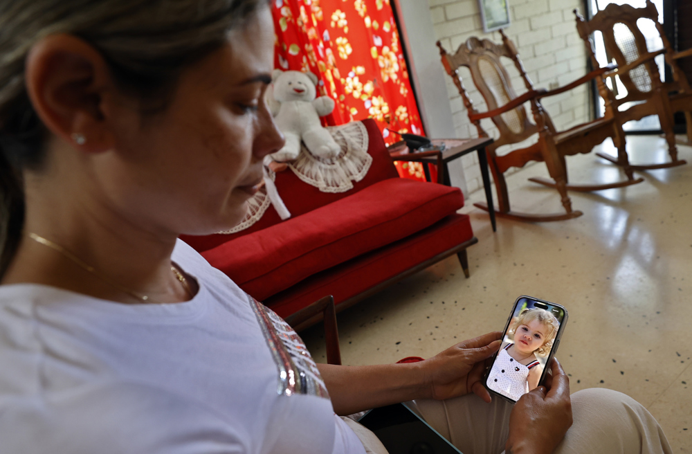 Gobierno de EE.UU. rechaza denuncias de irregularidades en deportación de madre cubana