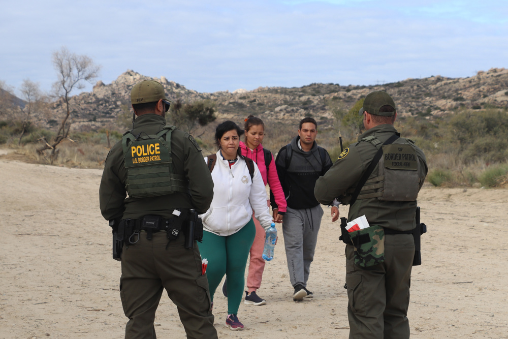 EE.UU. reporta caída del 93 % de arrestos fronterizos en los primeros meses de Trump