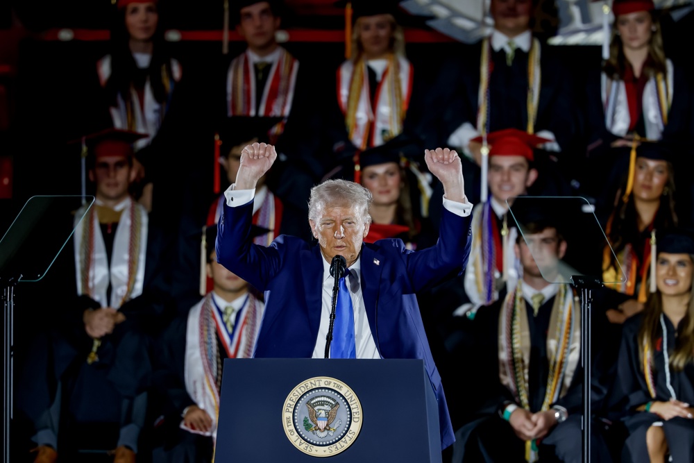 Trump resta importancia a las críticas por sus políticas de deportaciones masivas