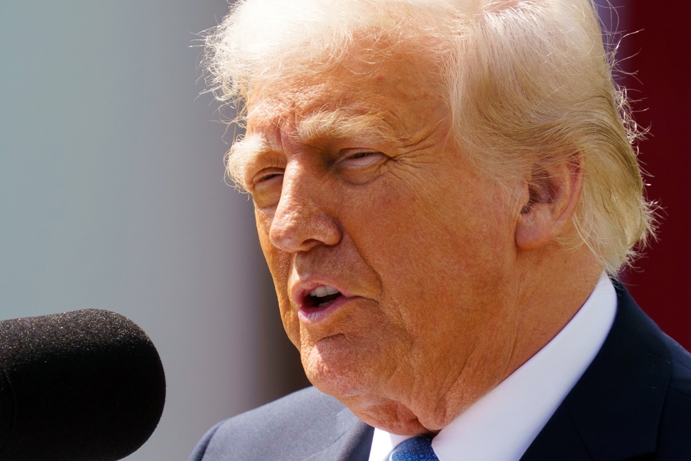 Trump firma la ley que prohíbe difundir sin permiso pornografía generada con IA