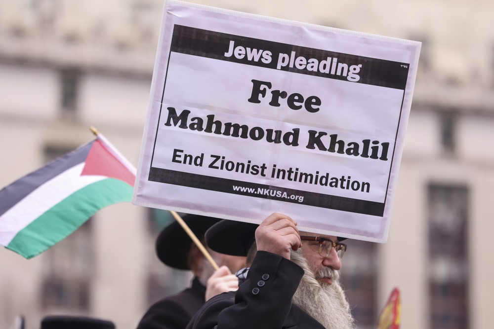 Juez de EEUU cuestiona legalidad de arresto de activista palestino pero no lo libera