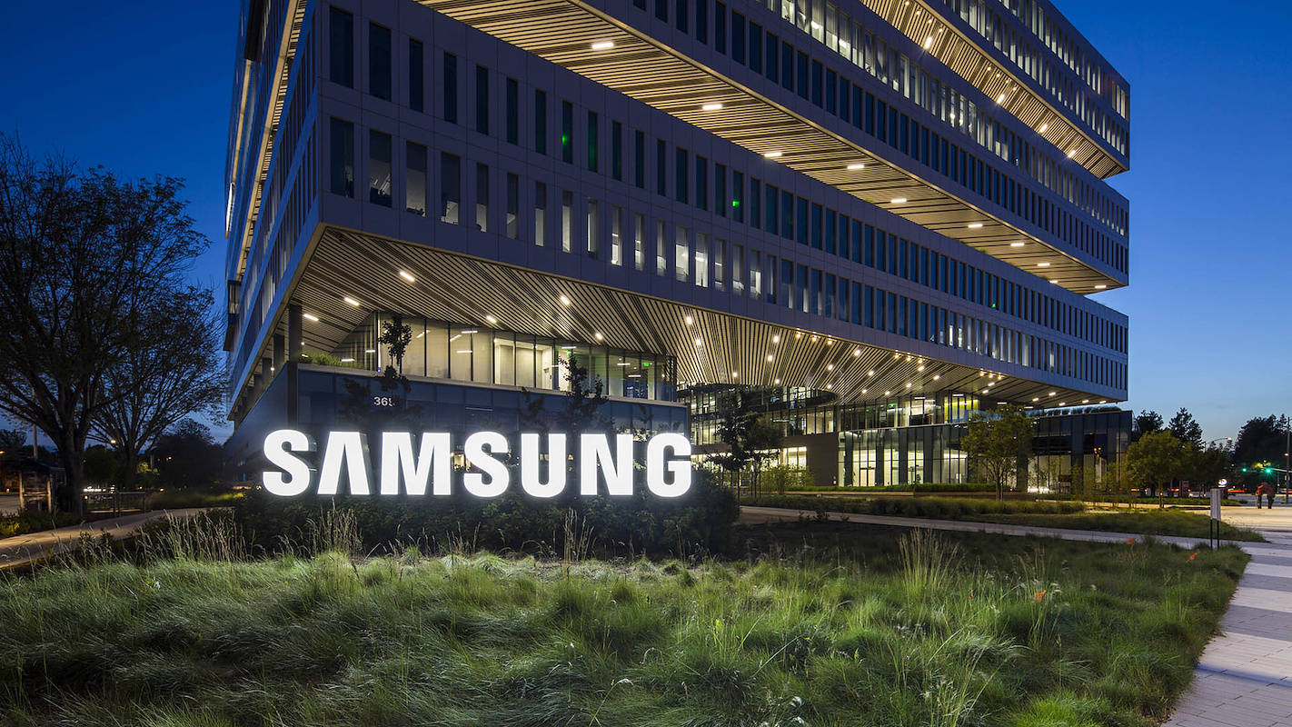 Trump dice que podría imponer aranceles del 25 % a Samsung y otros fabricantes de móviles