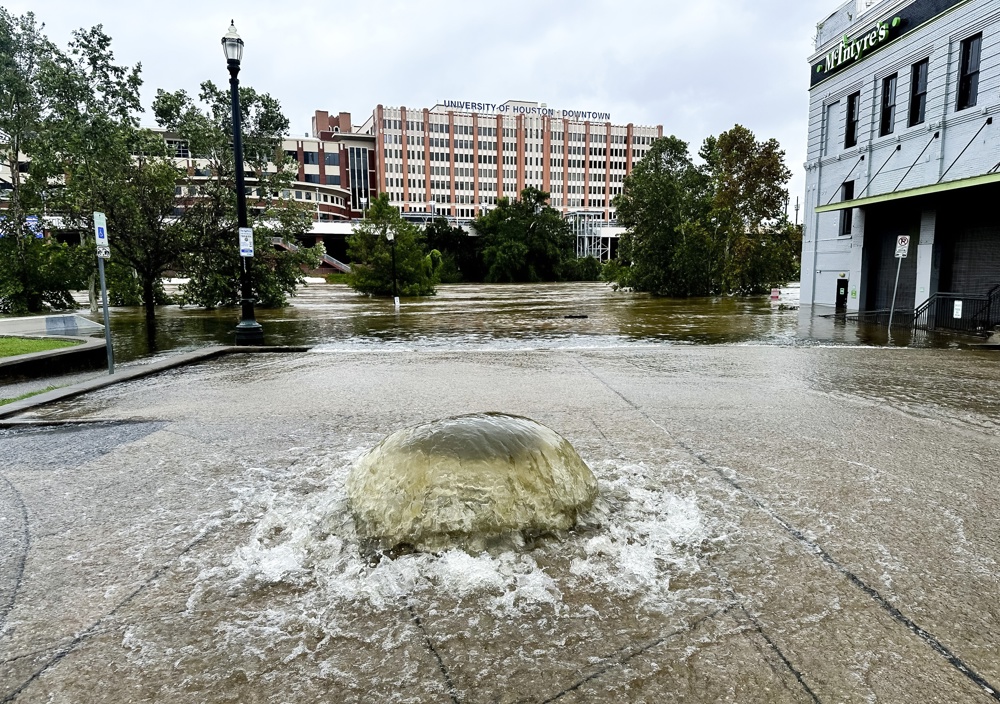 Tormentas en Texas causan alerta por inundaciones y tornados, cientos de vuelos cancelados