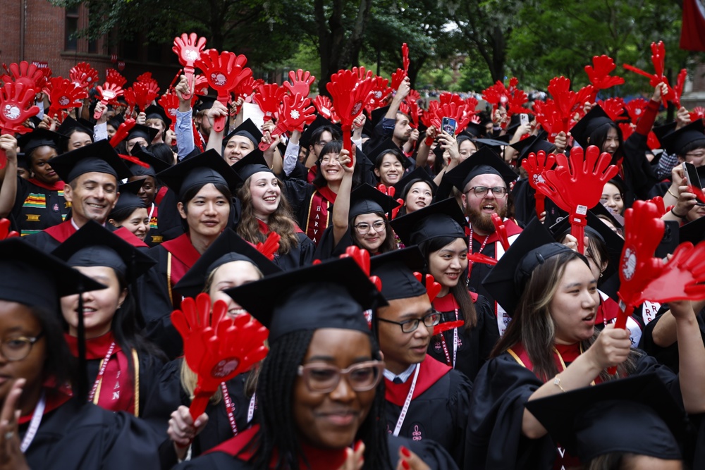 Juez extiende orden que impide a Trump prohibir a los estudiantes extranjeros en Harvard