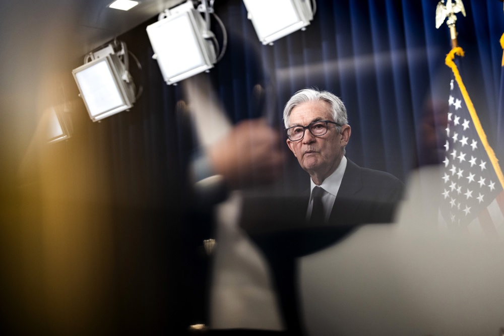 La Fed mantiene los tipos pese a la presión y alerta del impacto de la incertidumbre