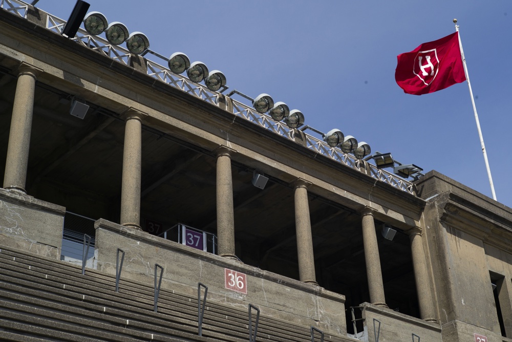 Juez bloquea temporalmente revocación de permiso para matricular extranjeros de Harvard