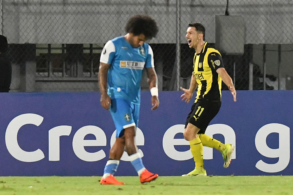 0-3. Maximiliano Silvera anota un doblete que lleva a Peñarol a la cima del grupo H