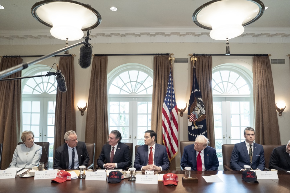 Trump celebra con su gabinete sus primeros 100 días y culpa a Biden del “caos” económico