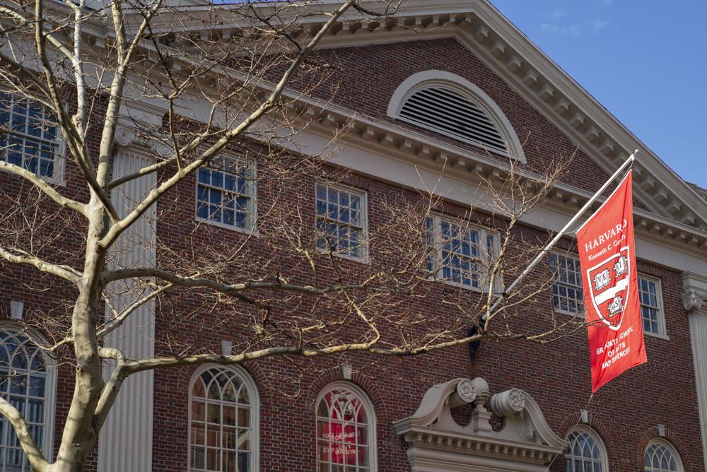 Indignación en Harvard ante el cerco de Trump: "El campus vive un momento hostil"