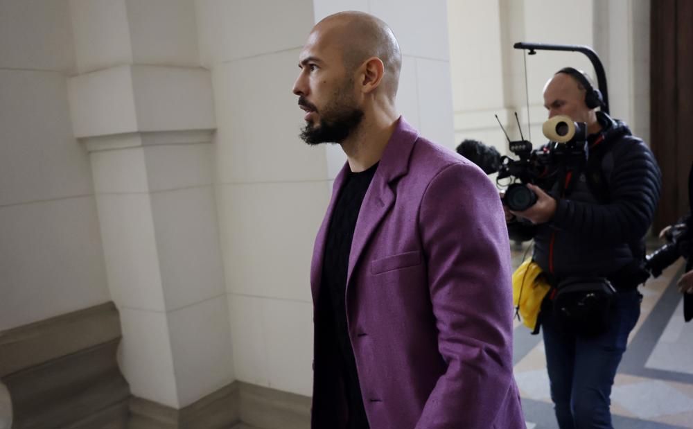 Fiscalía británica autoriza 21 cargos contra los hermanos Tate, incluido violación y trata