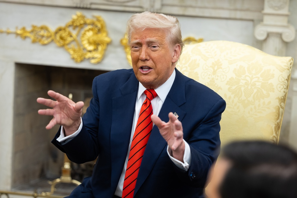 Trump amenaza a Apple con un arancel del 25 % para sus iPhones si no fabrica en EEUU