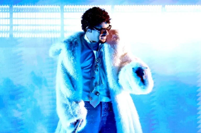 Bad Bunny vuelve al cine en agosto con el estreno de la película ‘Caught Stealing’