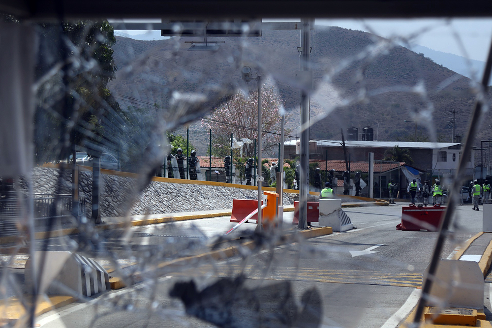 Estudiantes destrozan peaje en autopista al sur de México tras asesinato de activista