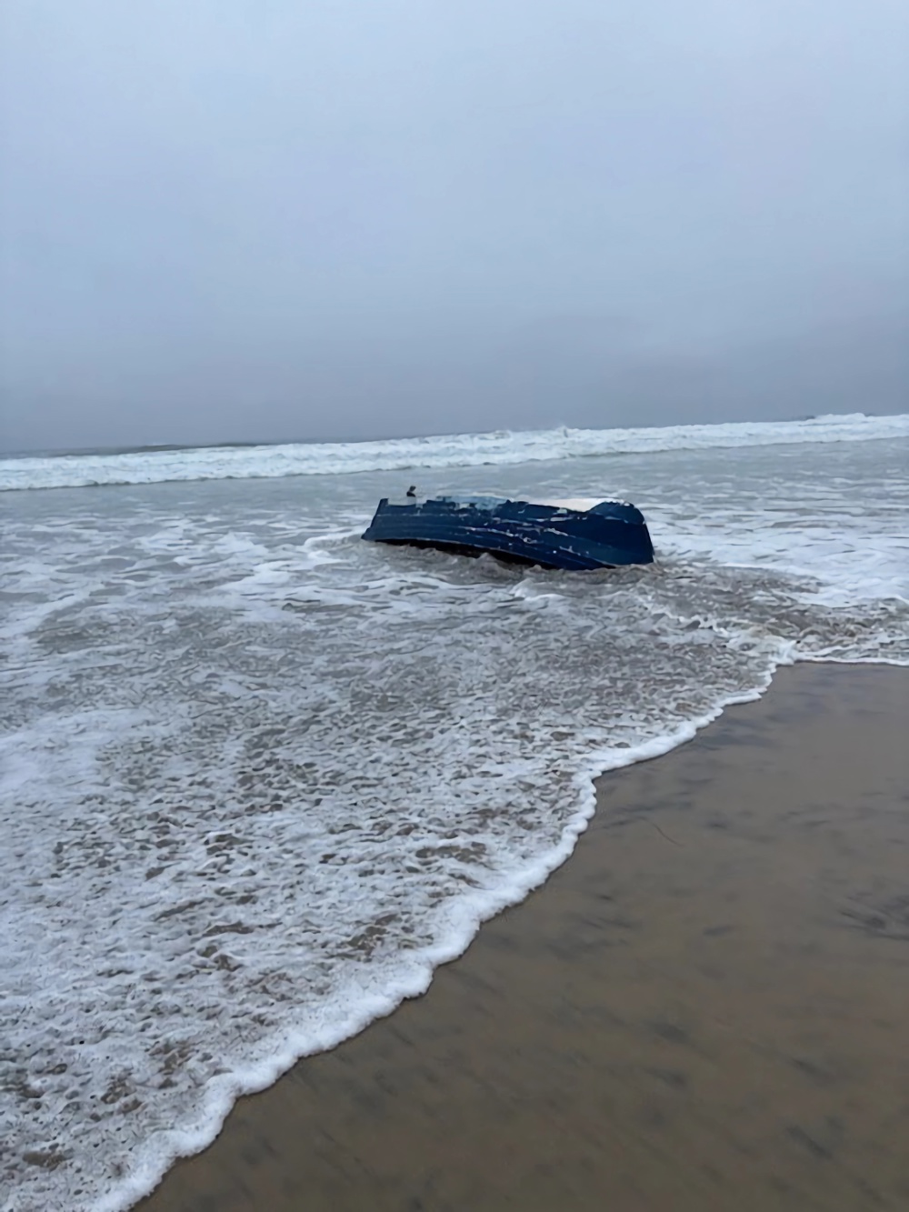 Migrantes se arriesgan en el mar de California ante cerco de Trump en tierra