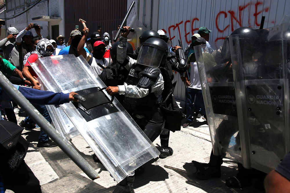 Maestros se enfrentan con agentes de la Guardia Nacional en estado mexicano de Guerrero