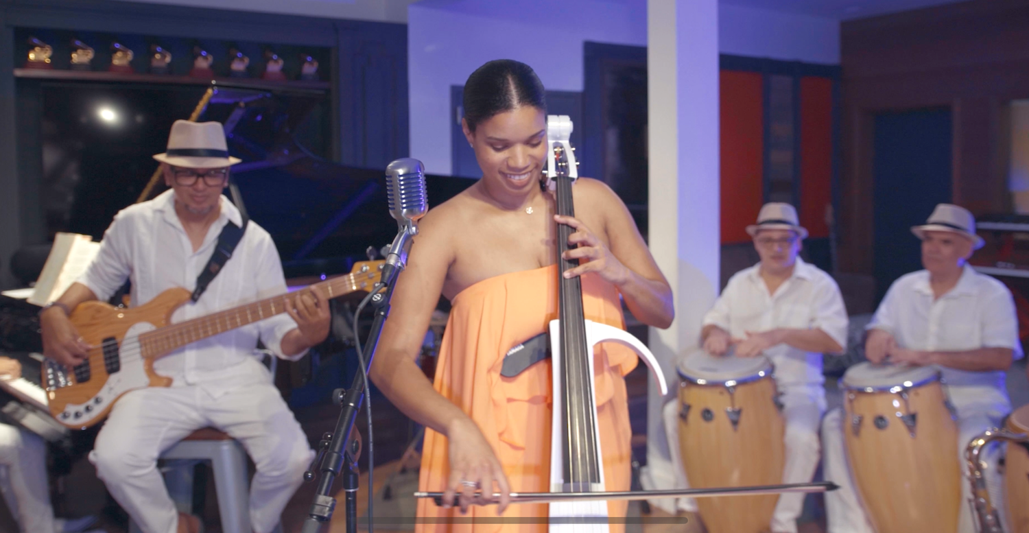 Se unen el guaguancó, el chelo y el lenguaje del jazz e incluye palabras en yorubá, la lengua nativa de su padre africano.