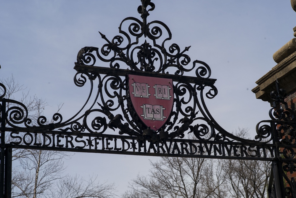 Extrabajador de Harvard se declara culpable de traficar con partes de cadáveres donados