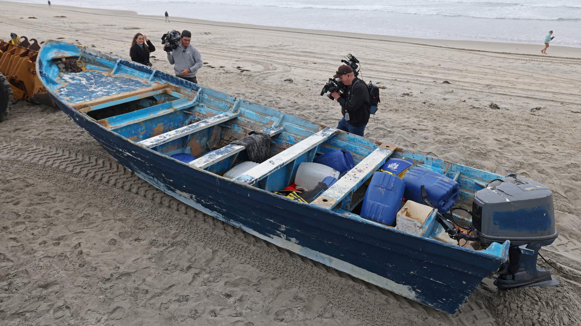 Tres muertos y nueve desaparecidos al volcar una embarcación con migrantes en California